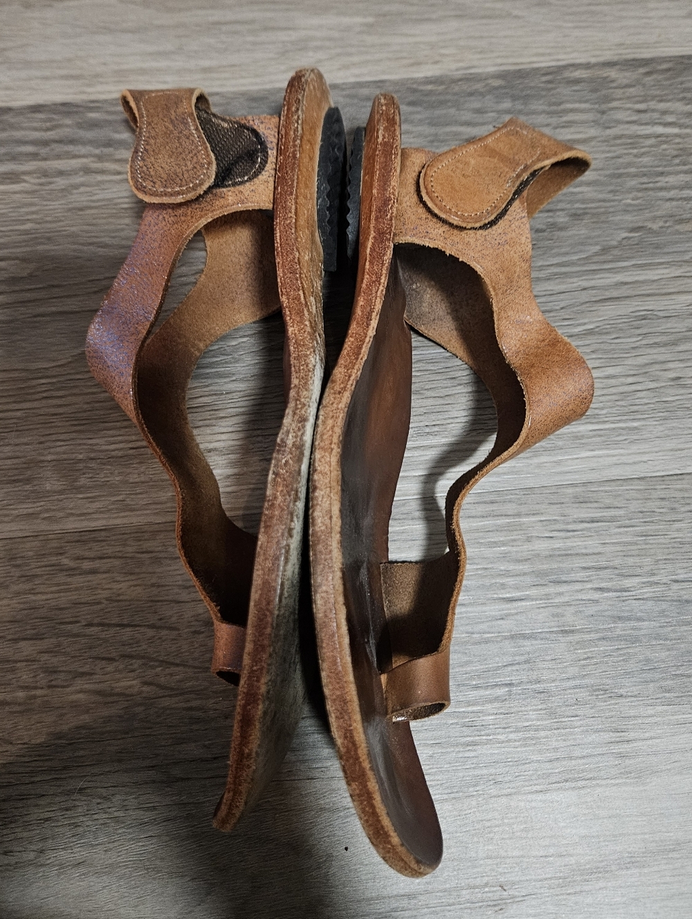 Cydwoq Brown Leather Toe-Loop Sandals - Picture 6 of 7